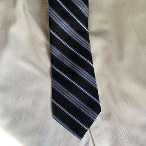 Roundtree & Yorke all silk handmade tie